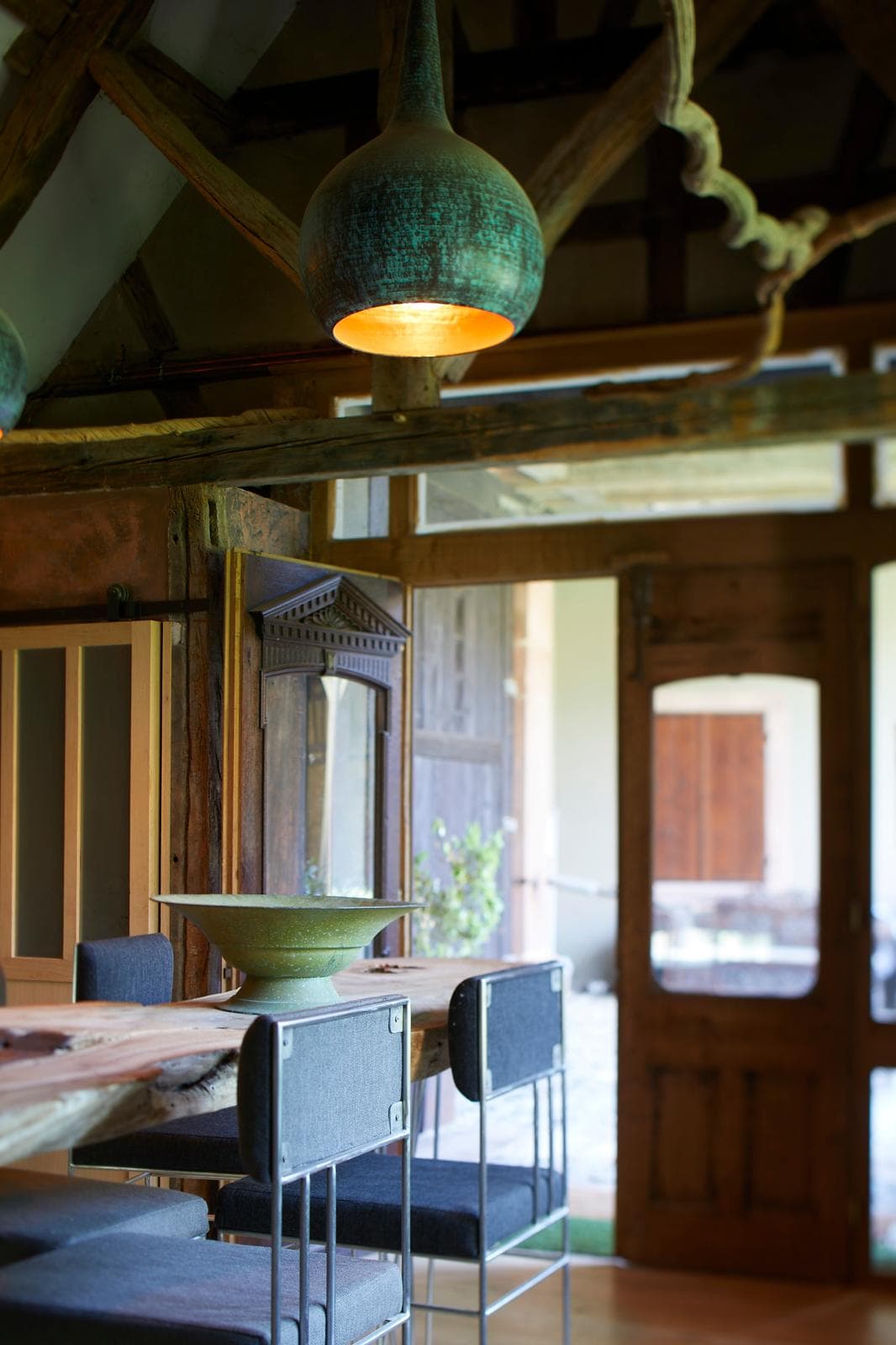 Bar sur-mesure sous charpente bois avec tables hautes