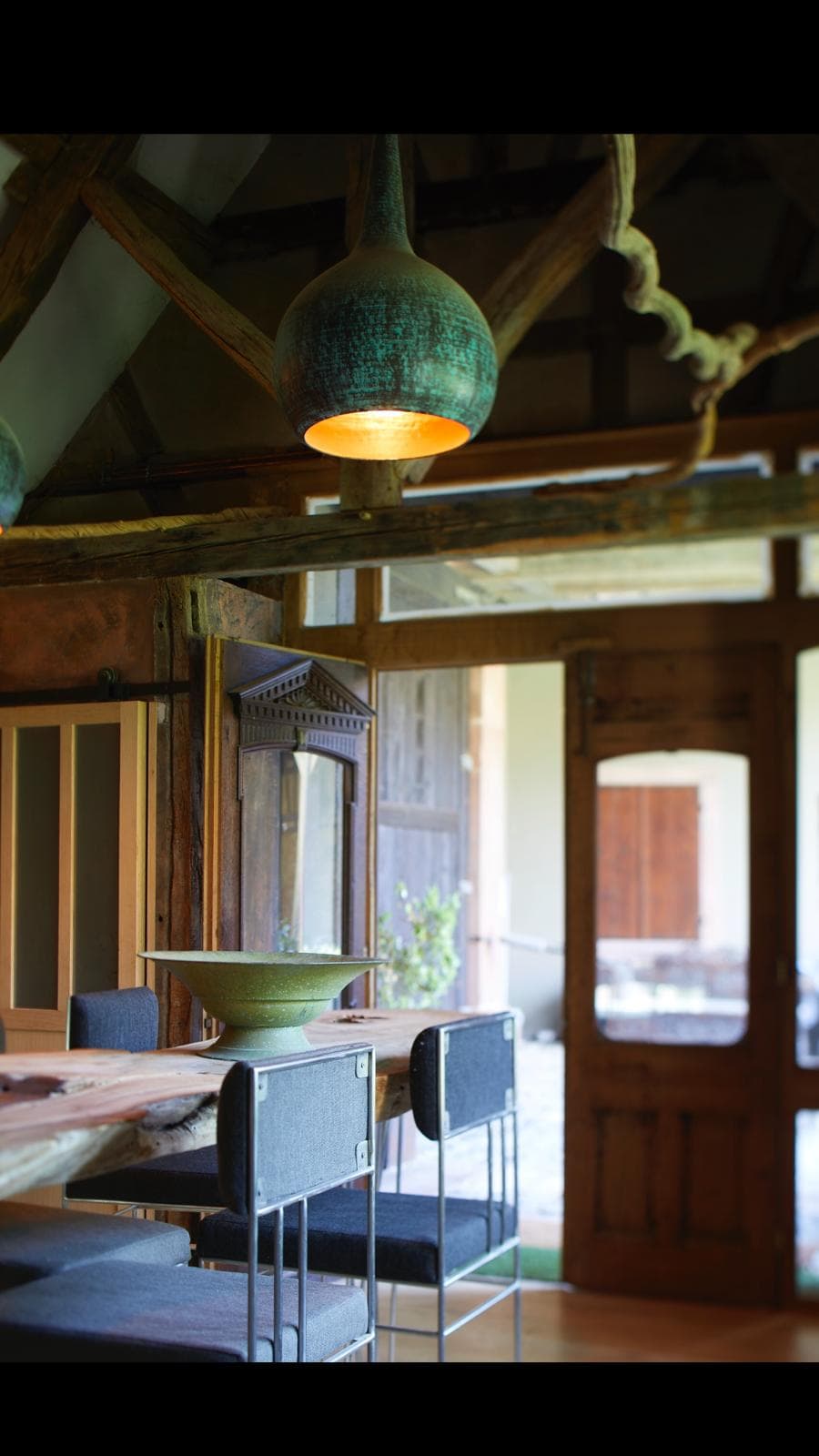Cuisine moderne avec îlot en bois et suspension dorée — réalisation Projectbox W14