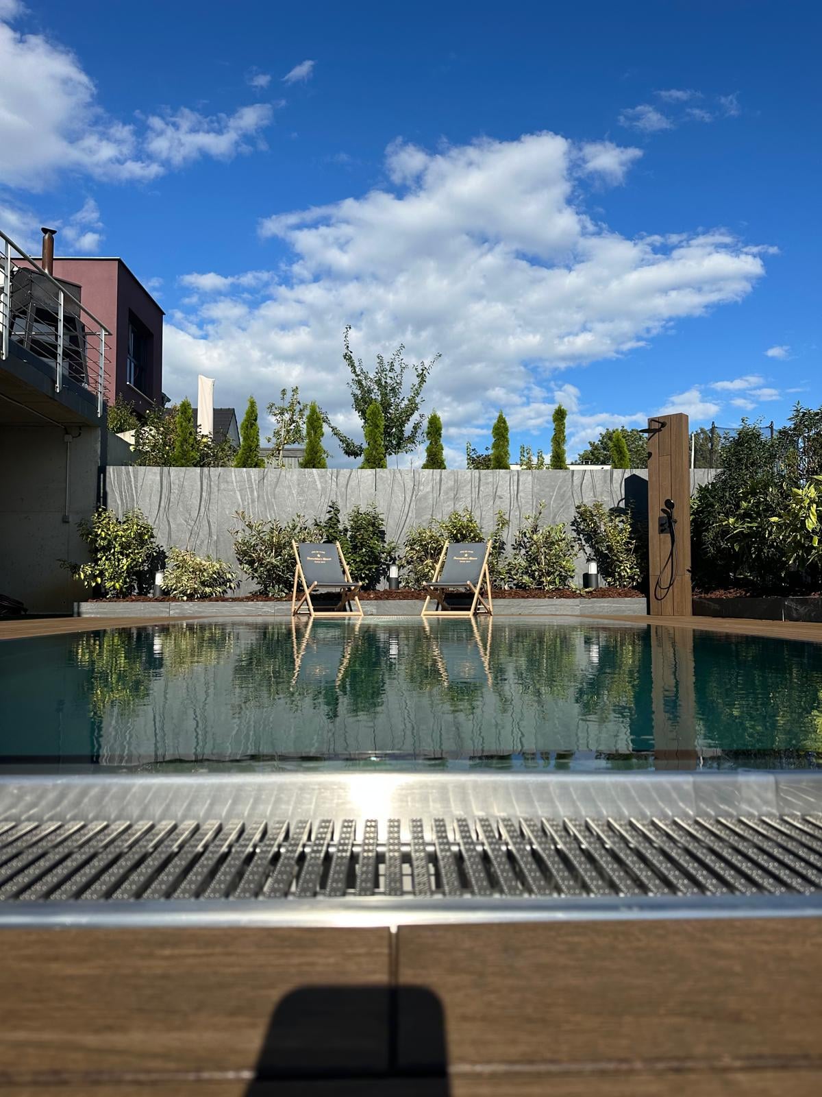 Piscine extérieure design et chaises longues