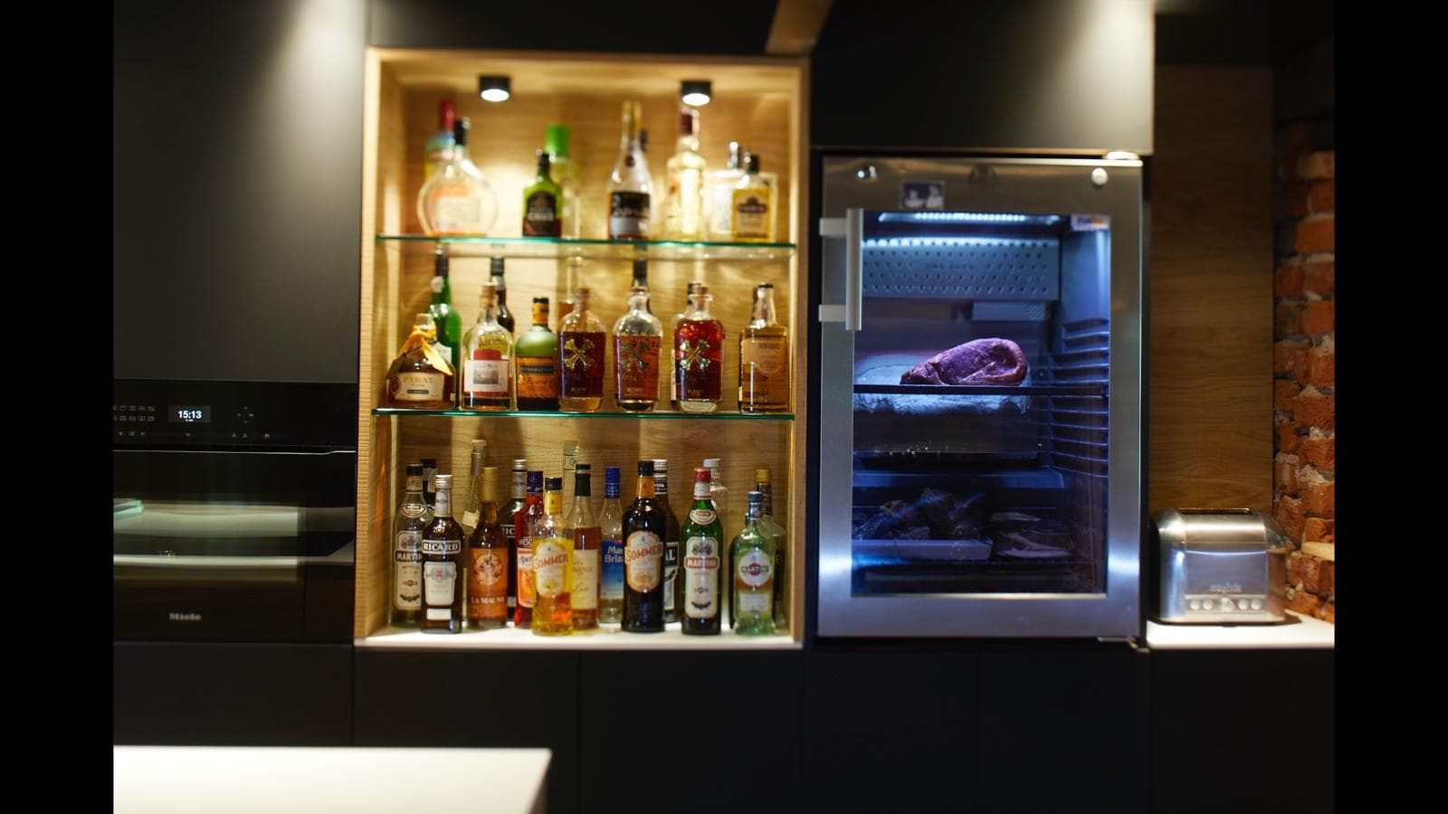 Bar sur-mesure avec niche éclairée et bouteilles